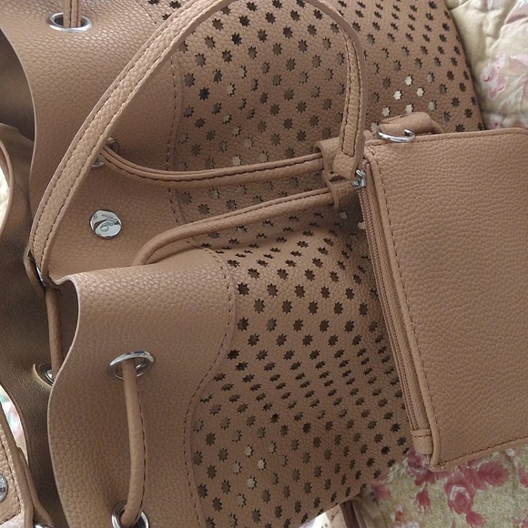 Nine West Drawstring Tan Bucket Bag, In Like New Condition, - Picture 12 of 16